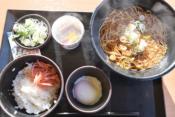 納豆卵かけご飯と蕎麦