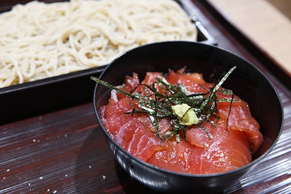 こやまのマグロ丼と蕎麦