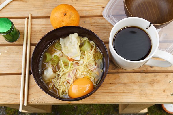 お腹がすいたので駐車場でラーメンをつくり食べました