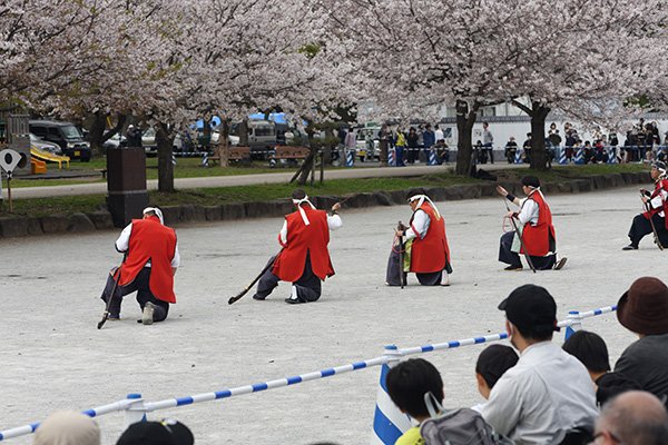 座位射撃、弾込め