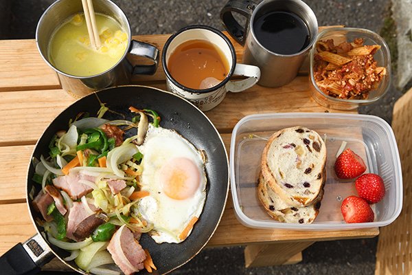 目玉焼きと野菜炒めと昨夜の残りのペンネ