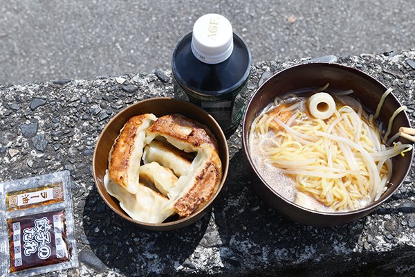 花の都公園のオギノで買い物をして、無料駐車場でラーメンをつくり餃子をやきました。