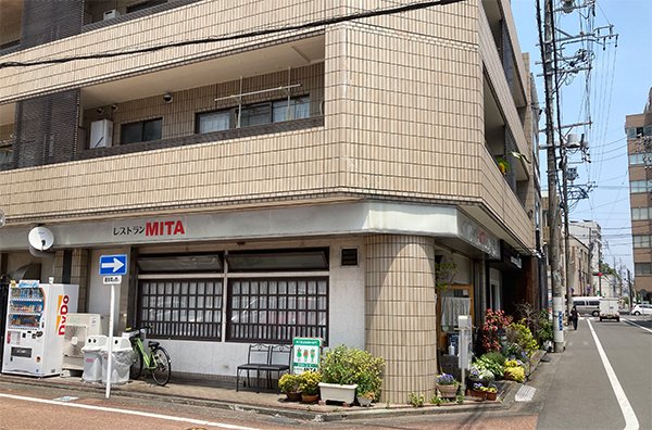 雑居ビル、マンションの１Fにあります