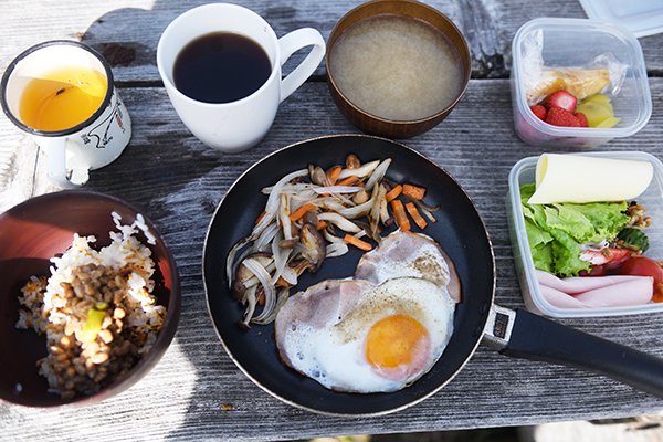 納豆ご飯、ハムエッグ、野菜炒め、サラダ、珈琲、フルーツ