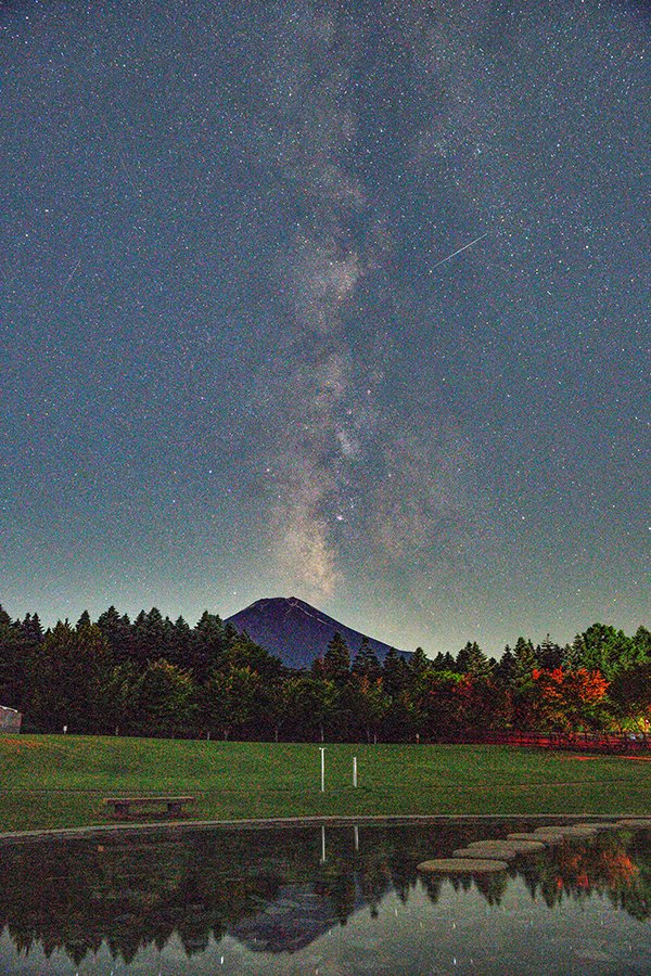 流星と、富士山山頂から立ち上がる天の川Ｉ