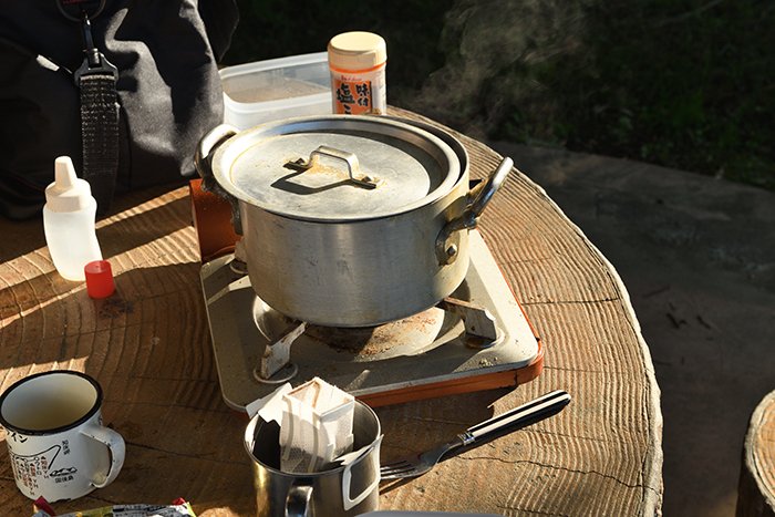 河口湖に到着、あずまやでラーメンを茹でます