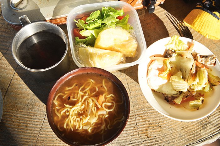 ラーメン、野菜炒め、サラダ、目玉焼き