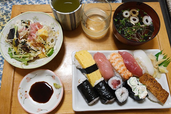 静岡チラシ（500円）とにぎり、そして広島県三次市甲奴の山岡酒造の風（日本酒）