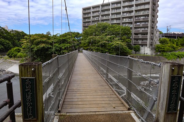 高層ビルマンションの谷間に吊り橋