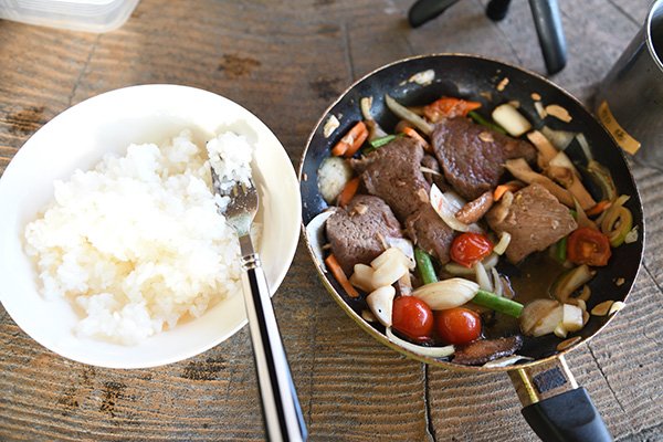 ご飯を炊き、ステーキをいただきます