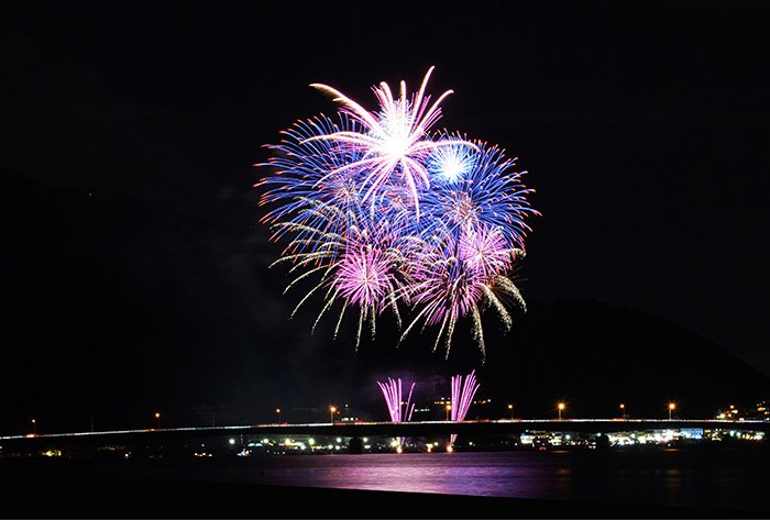 河口湖大橋と花火