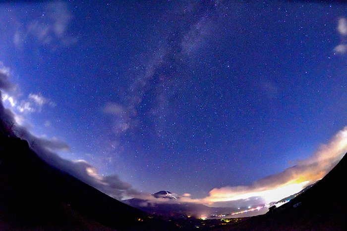 富士山に立ち上がる天の川