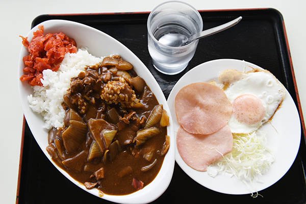 カレーとハムエッグランチ