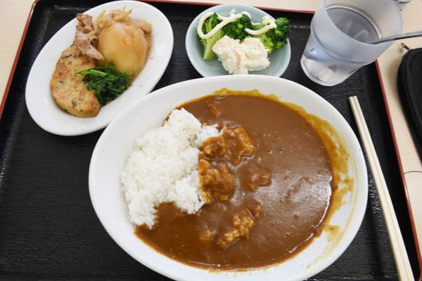 カレーライス、がんもどき、肉じゃが、ポテトサラダ