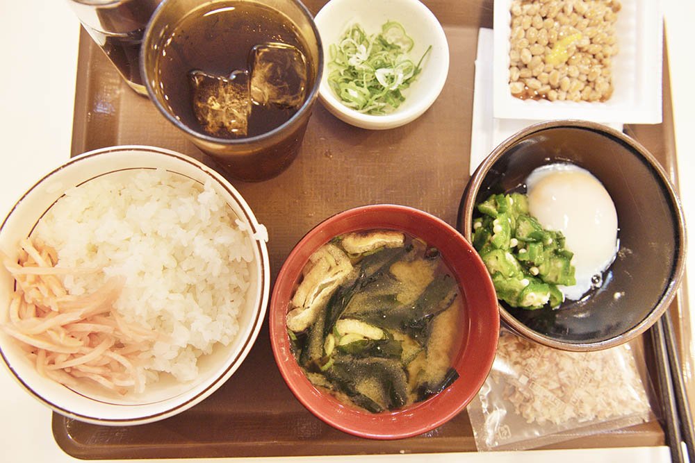 納豆と卵の朝食