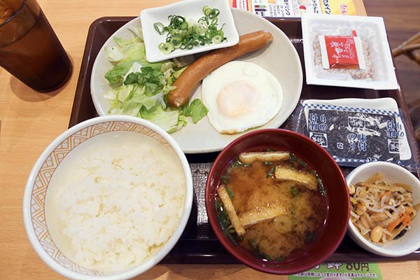 新作メニューを食べる