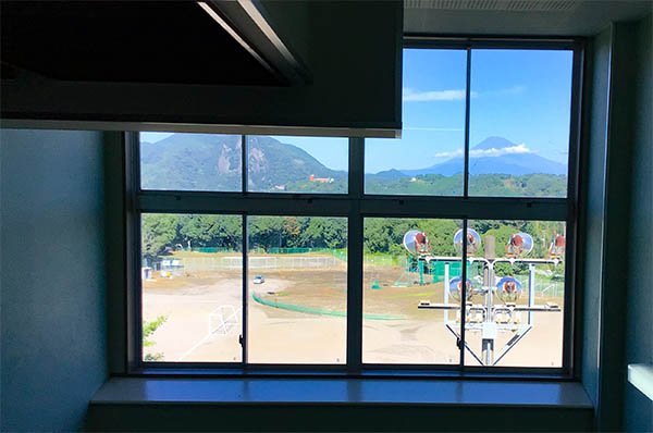 伊豆総合高校の校舎内から富士山が見えます