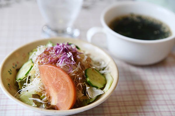 美味しいサラダとスープが付きました