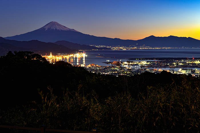 夜明けを迎える清水港