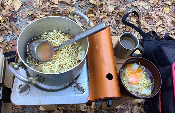 朝ごはんはインスタントラーメンです。