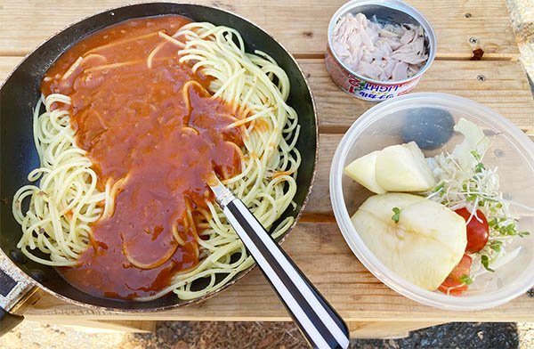 ミートソースとシーチキン、サラダ