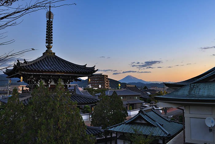 三重塔と富士山