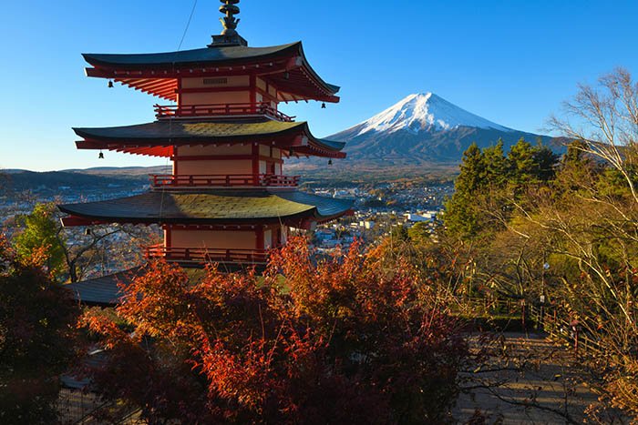 紅葉と忠霊塔