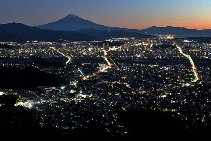 始発新幹線の通るころ（静岡市夜景と富士山）