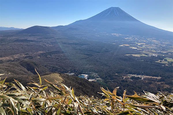 遥か下に竜神池とあずまや