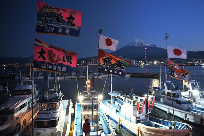 大漁旗はためく富士市夜景