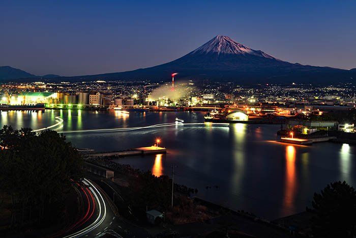 工場尾夜景としらす漁の光跡