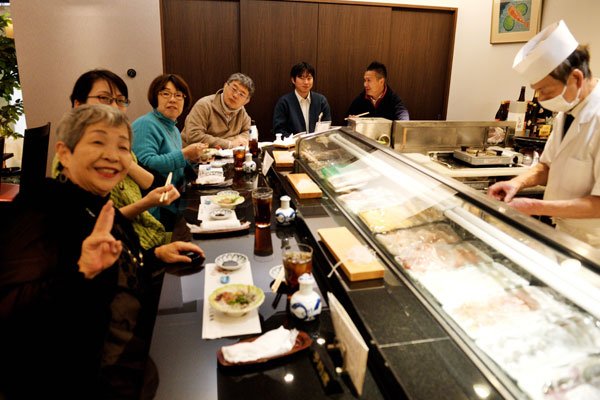 美味しいものを食べると皆さん笑顔になります