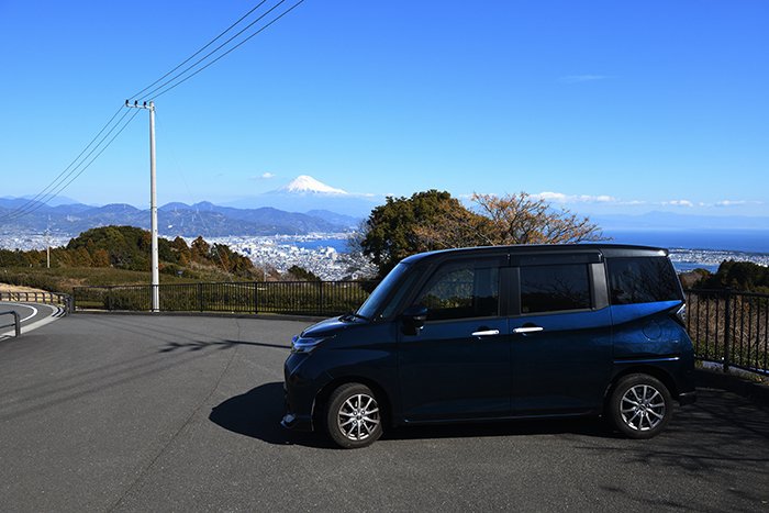 山頂駐車場直下にエスパルス球場に下る道筋があって、駐車スペースがあります。