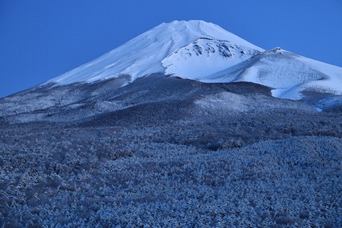 富士のすそ野も染める雪