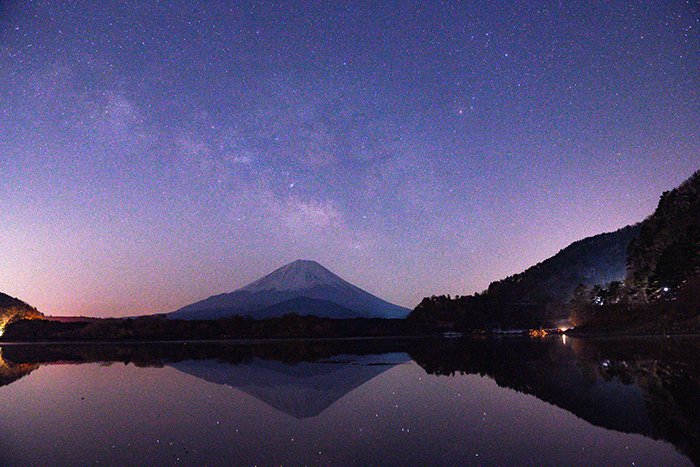 星の映り込む湖畔