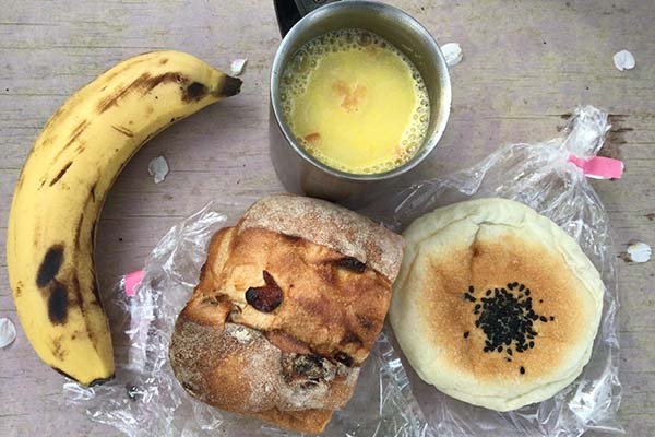 山梨のパンで朝食を