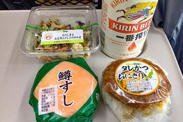 帰りの新幹線のタレカツおにぎりと鱒のすし