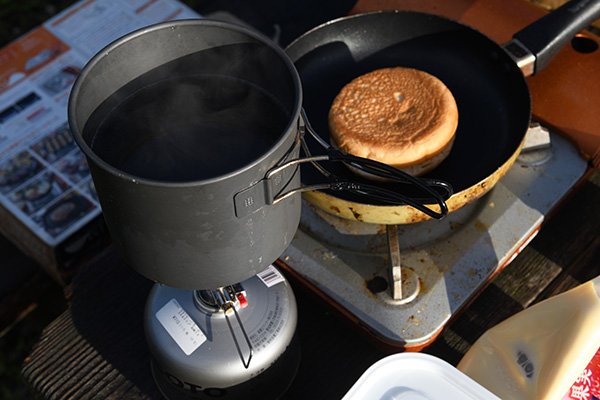 お湯を沸かし、ハンバーガーを能あためる