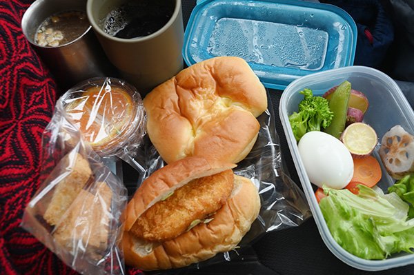 茹で卵とサラダ持参