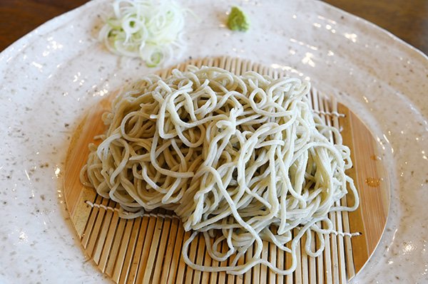 蕎麦もボリュームがあり、さわやかな風味