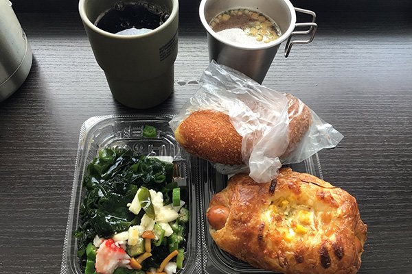コンビニでサラダを買ってイートイン