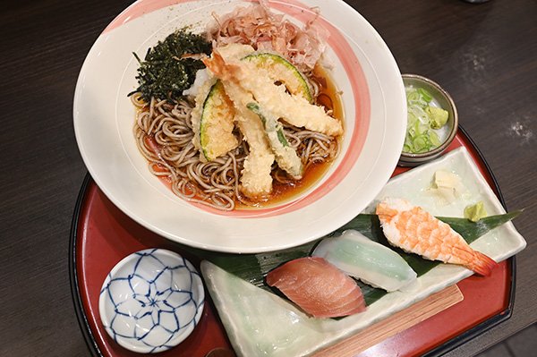 1300円で蕎麦に寿司が付いてきた