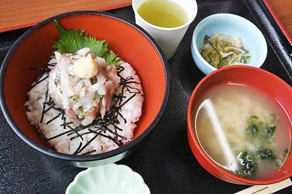 昼間の海鮮丼は2300円なので、ありがたい価格。そして美味しい。