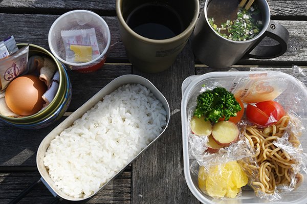 ウッドデッキに木製テーブルがあったのでご飯を炊く