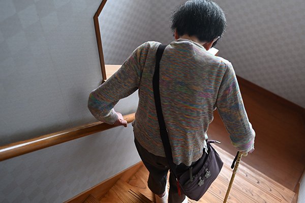 心配した階段も無事に下ります。