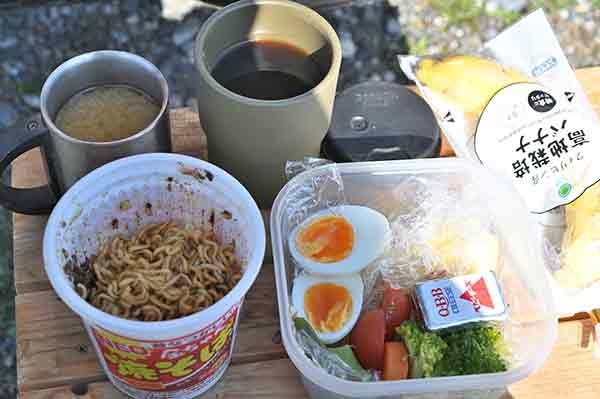 今日の朝ごはんはカップ焼きそばでした。