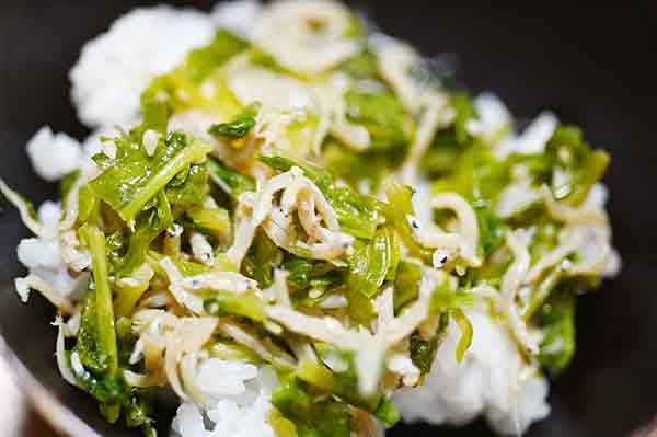 茹でシラスとダイコンの葉を和えたふりかけご飯