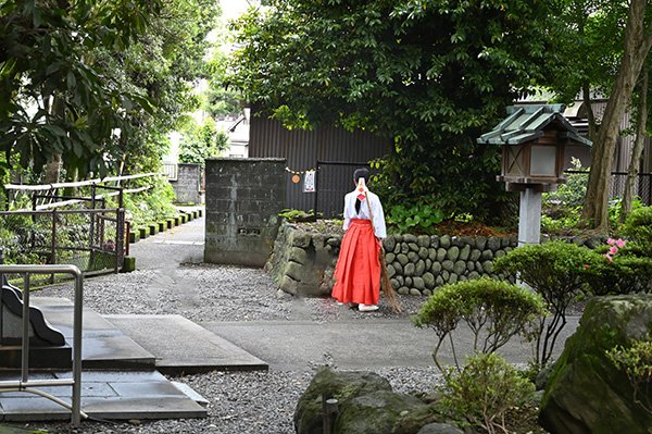 清掃する巫女