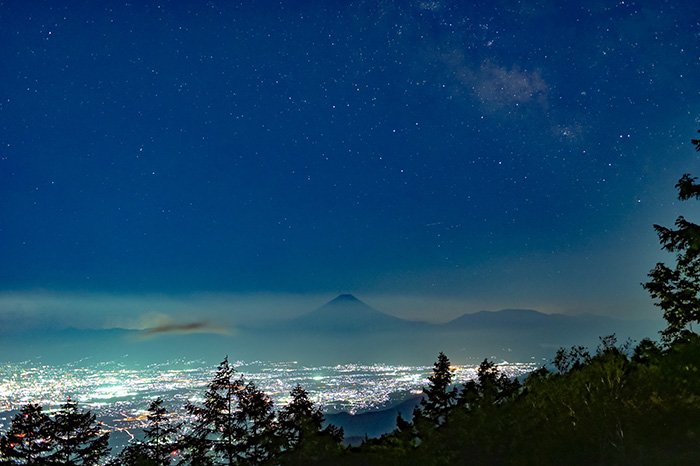 天の川と甘利山夜景
