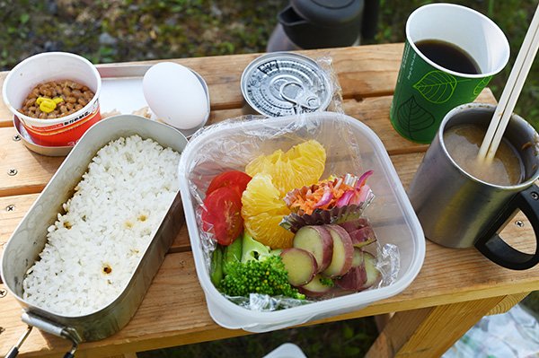 納豆卵かけご飯、サラダ添え